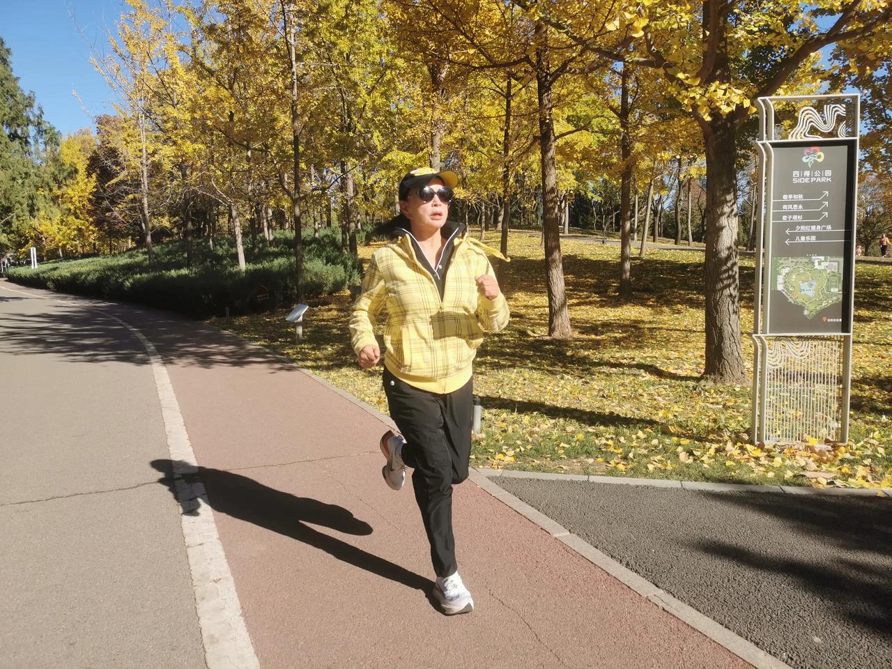 71岁刘晓庆晒跑步照，穿黄色运动外套戴鸭舌帽活力十足，不愧是能演“少女”的奶奶！