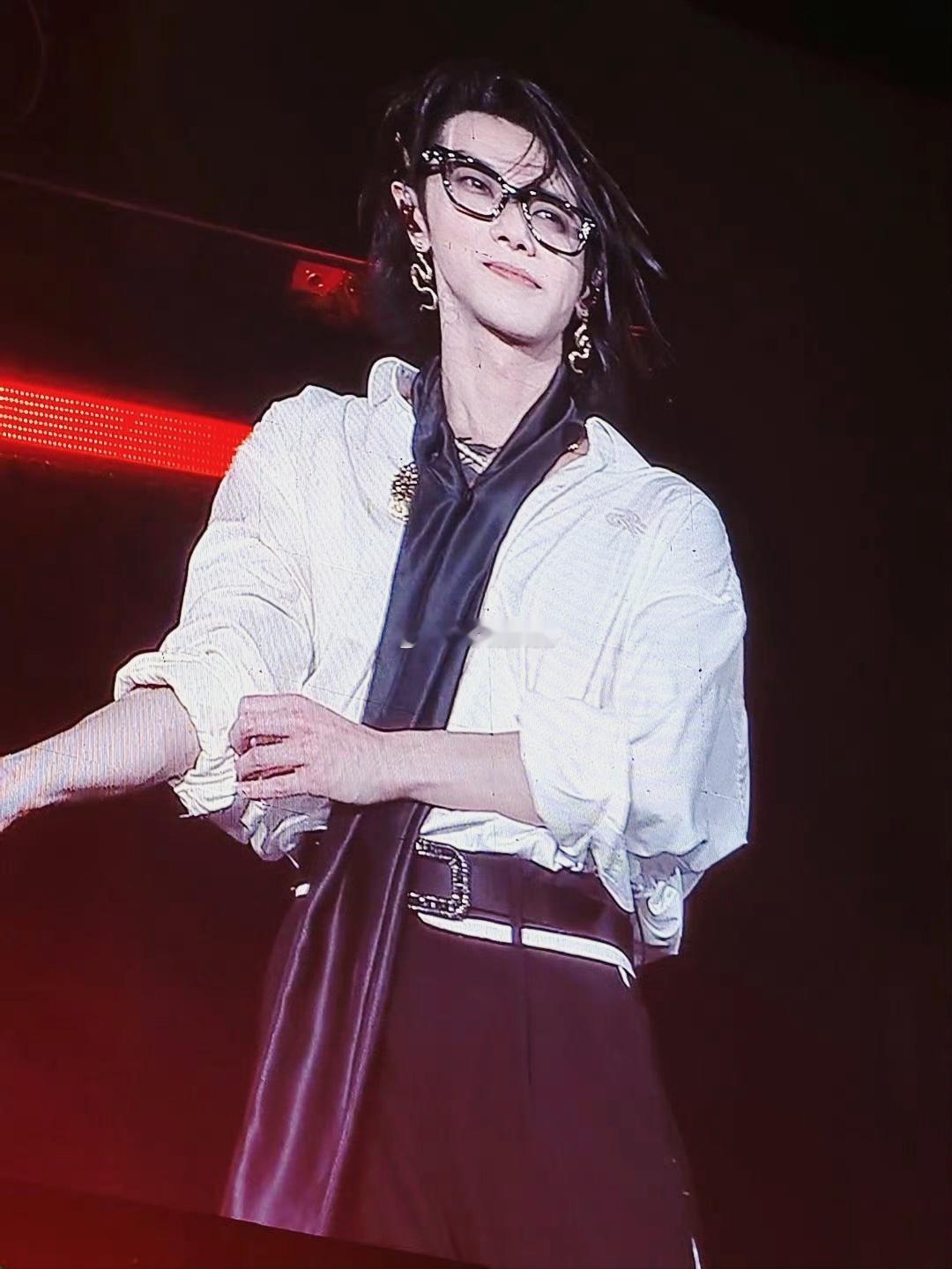 华晨宇 满分斯文败类  在时光的舞台上，华晨宇宛如一颗划破夜空的璀璨流星，将“斯