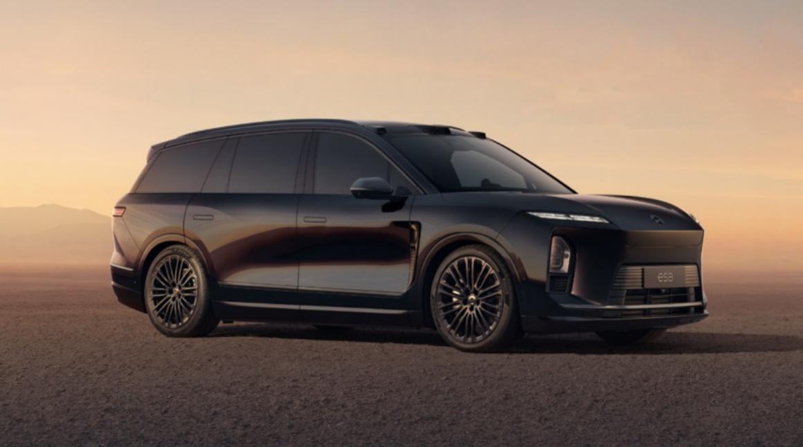 赚到钱的蔚来，果然更“阔”了。

2026北京车展蔚来展台特——别大，一个蔚来占