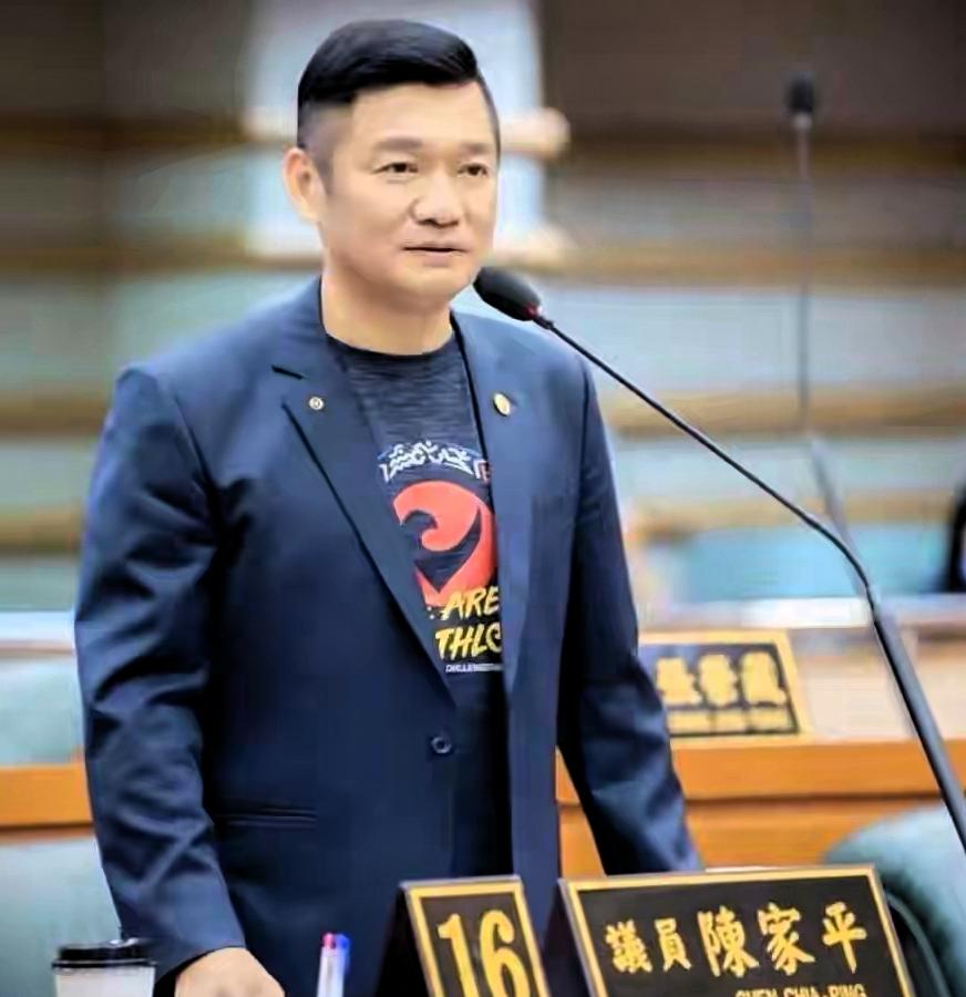 蓝营猛将含泪退选祭旗 绿营惊觉绝杀布局：郑丽文铁腕整合，赖清德后路已断
 
嘉义