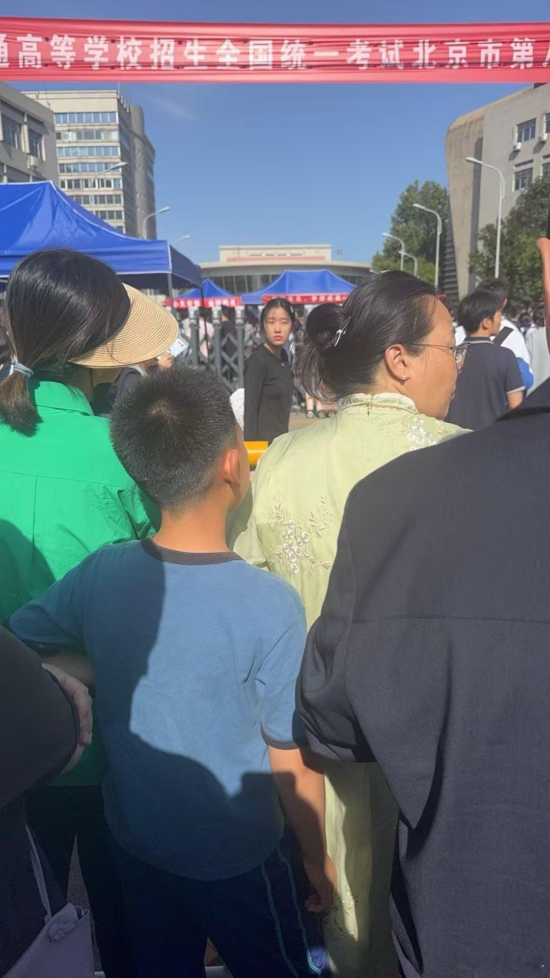 带大宝观摩高考，一路上问了各种问题二宝早上肚子疼，下次再带他观摩！高考高考加油 