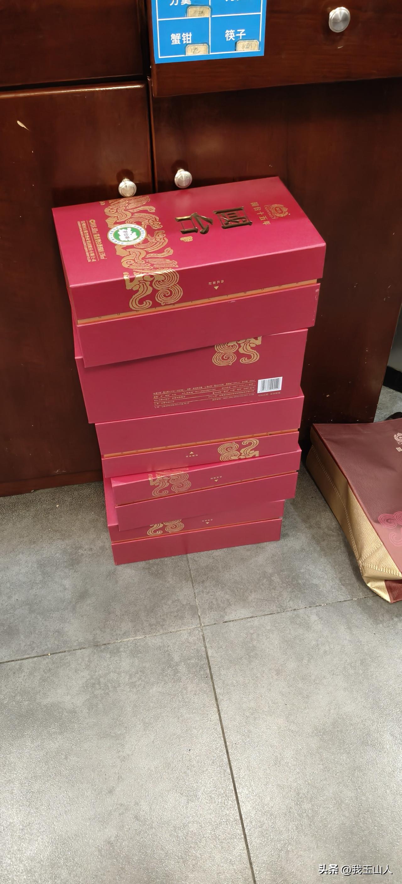 人生第一回与越南的客人喝酒，讲真还好我没喝多，否则我会废了他。小子冒犯了我的..
