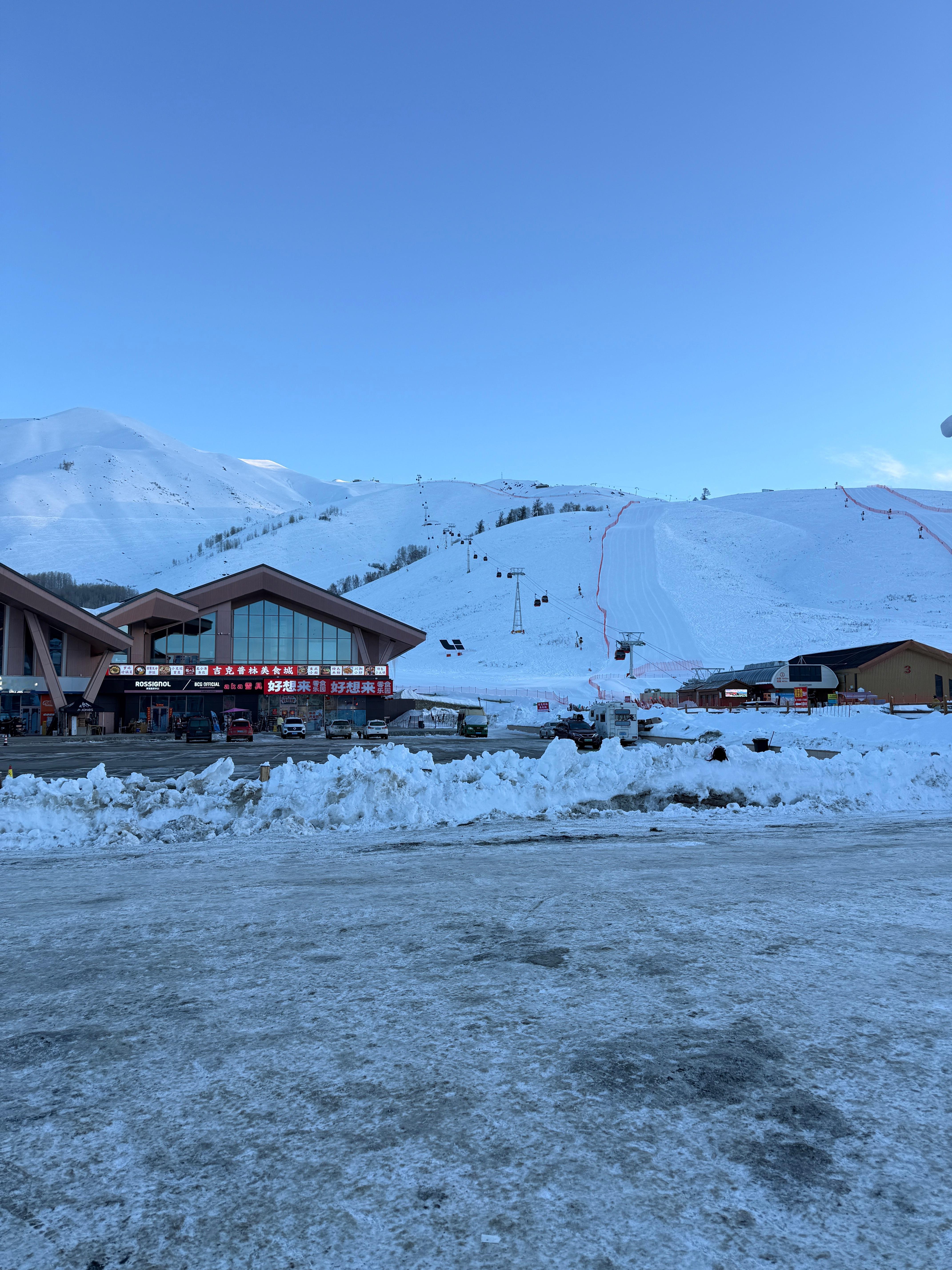 吉克普林滑雪场这有个理想的Logo是不是和长白山滑雪场那个奥迪的logo一样