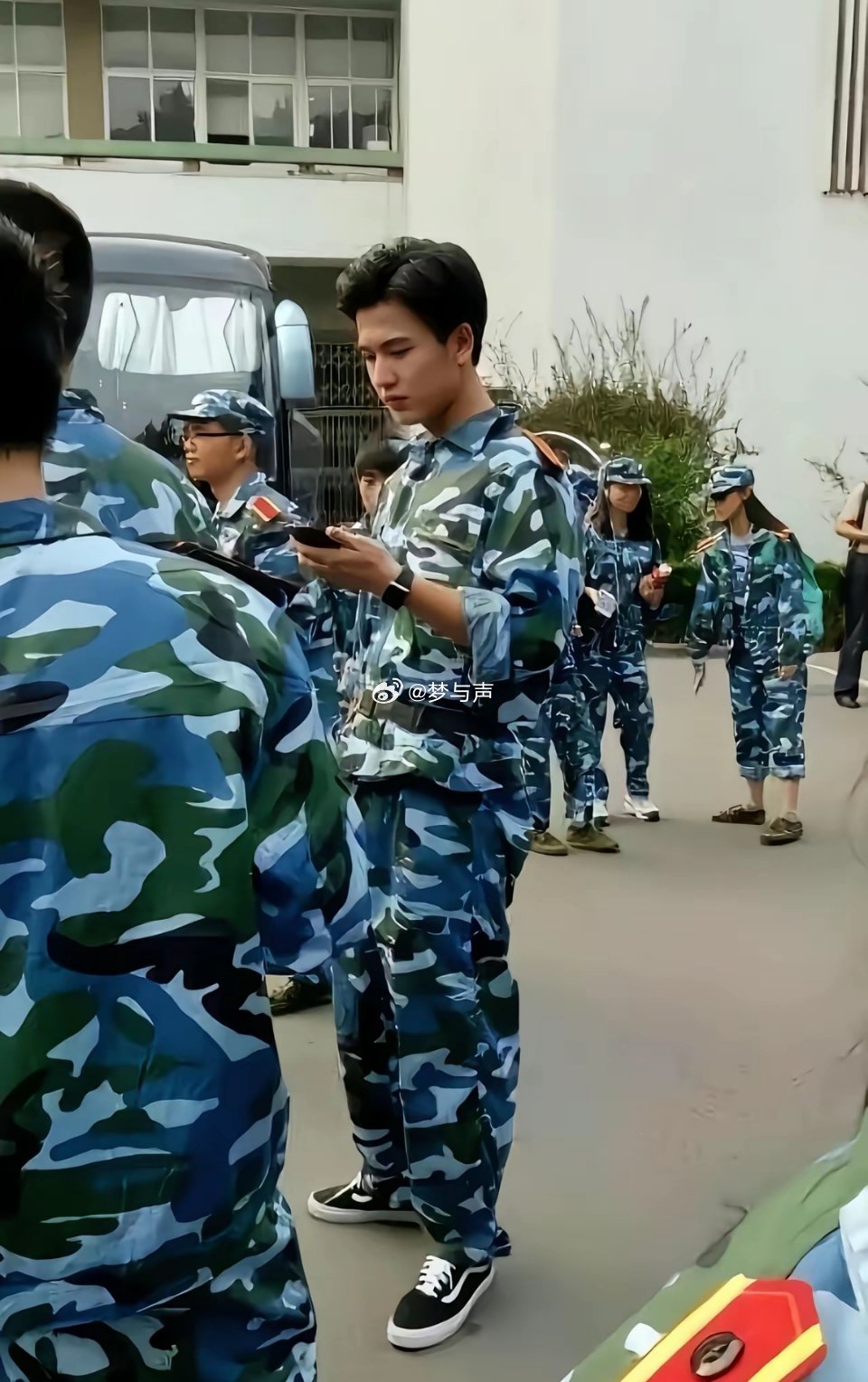 张凌赫上学就梳大背头了，形象管理这一块 