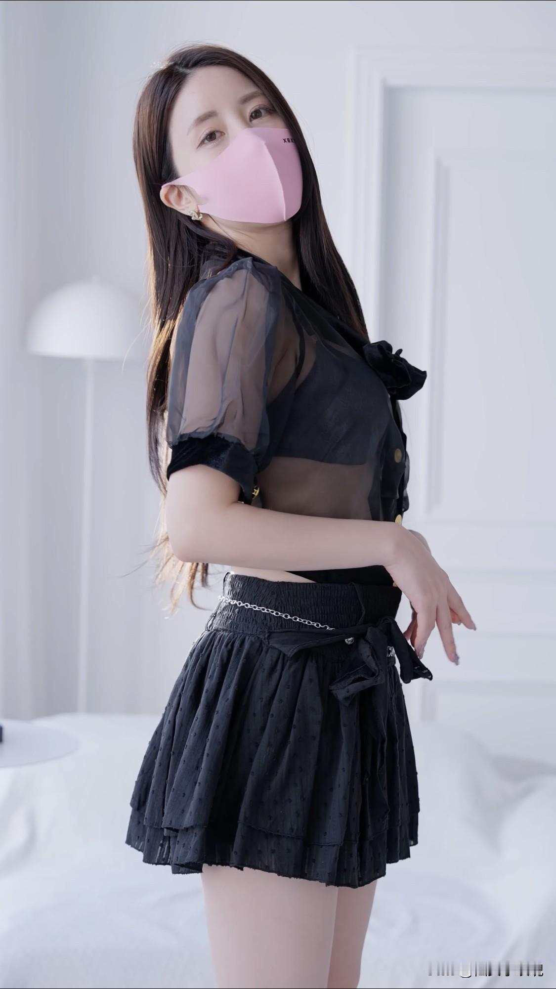 优雅黑裙搭配粉色口罩，时尚又安全！fanqie6698