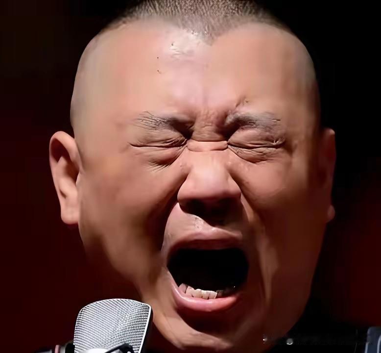 全网都在审判郭德纲改红歌！
可没人敢质问：圈内前辈魔改红歌、调侃经典，为何全程免