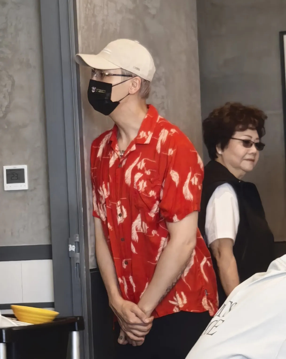 陈伟霆和妈妈一同现身河北阿那亚度假，身着一身超级显眼的红色花衬衫，只是没看到何穗
