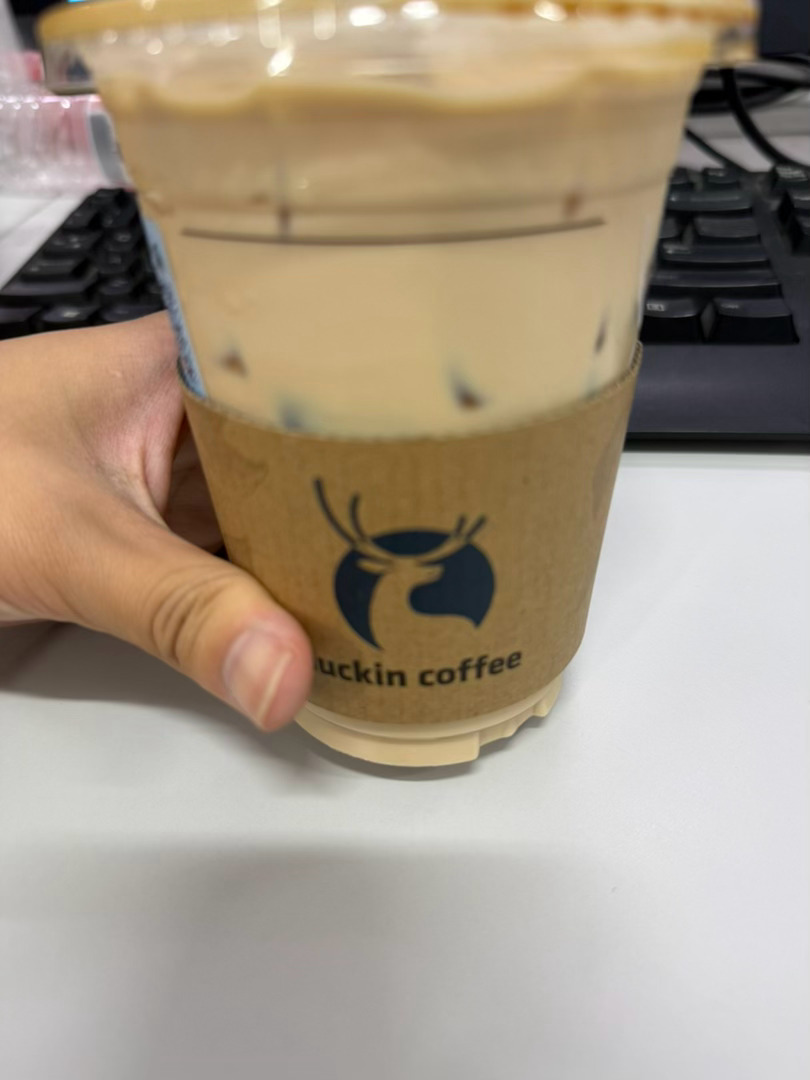都说瑞幸冰多，我看看喝完这杯有多少冰。