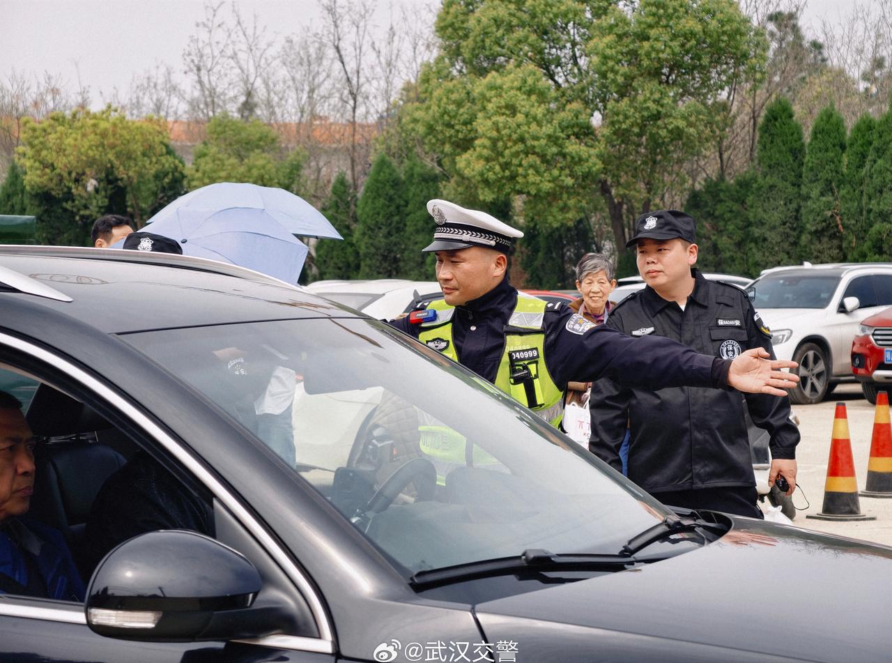 【祭扫路上警民情 武汉黄陂交警暖心守护不缺席】武汉交警微视角 
清明将至，祭扫人