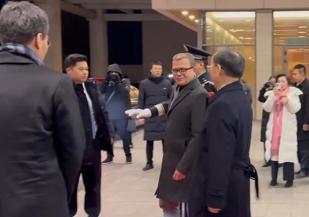 1月25日凌晨，芬兰总理奥尔波抵达北京。他的访华行程很有意思，不仅抢在英国首相斯