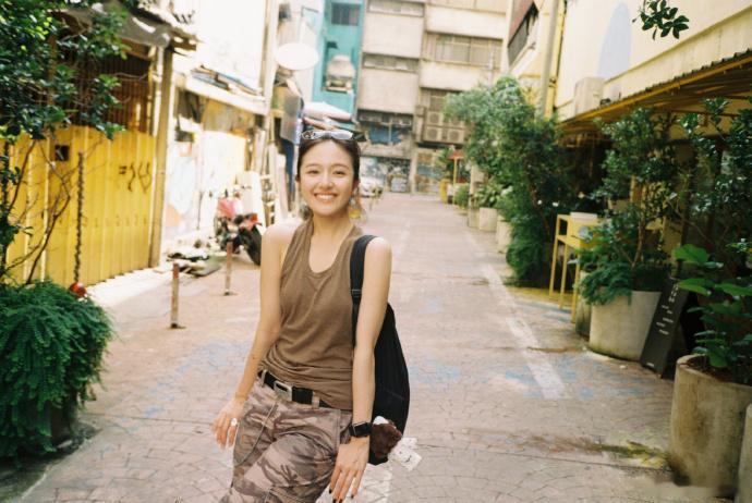 李兰迪好有生命力的照片李兰迪生命力照片 ​​​内娱很多写真都偏向精致氛围感，李兰