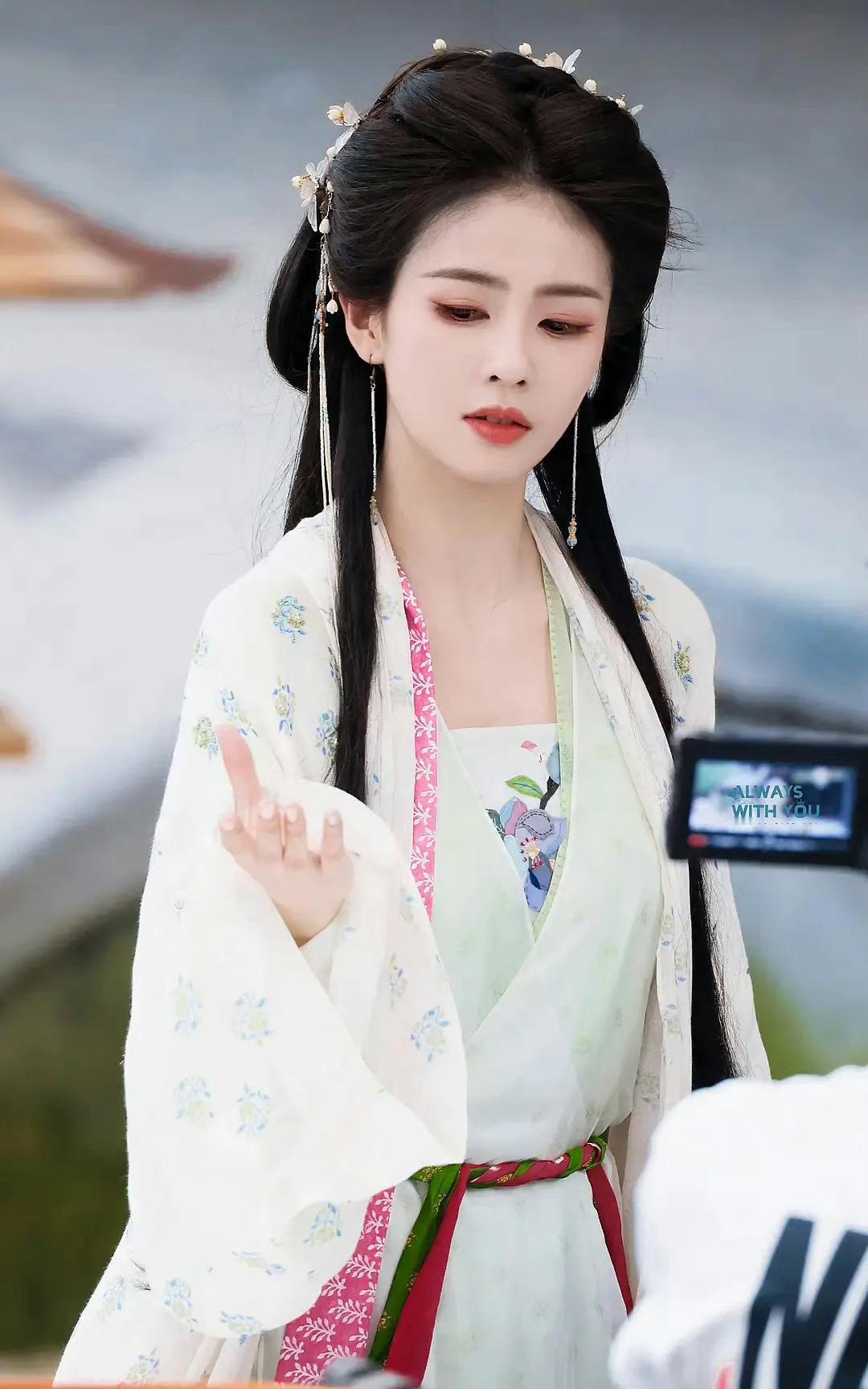 这个刺绣古装造型 ​看上去好幼稚啊 ​​​