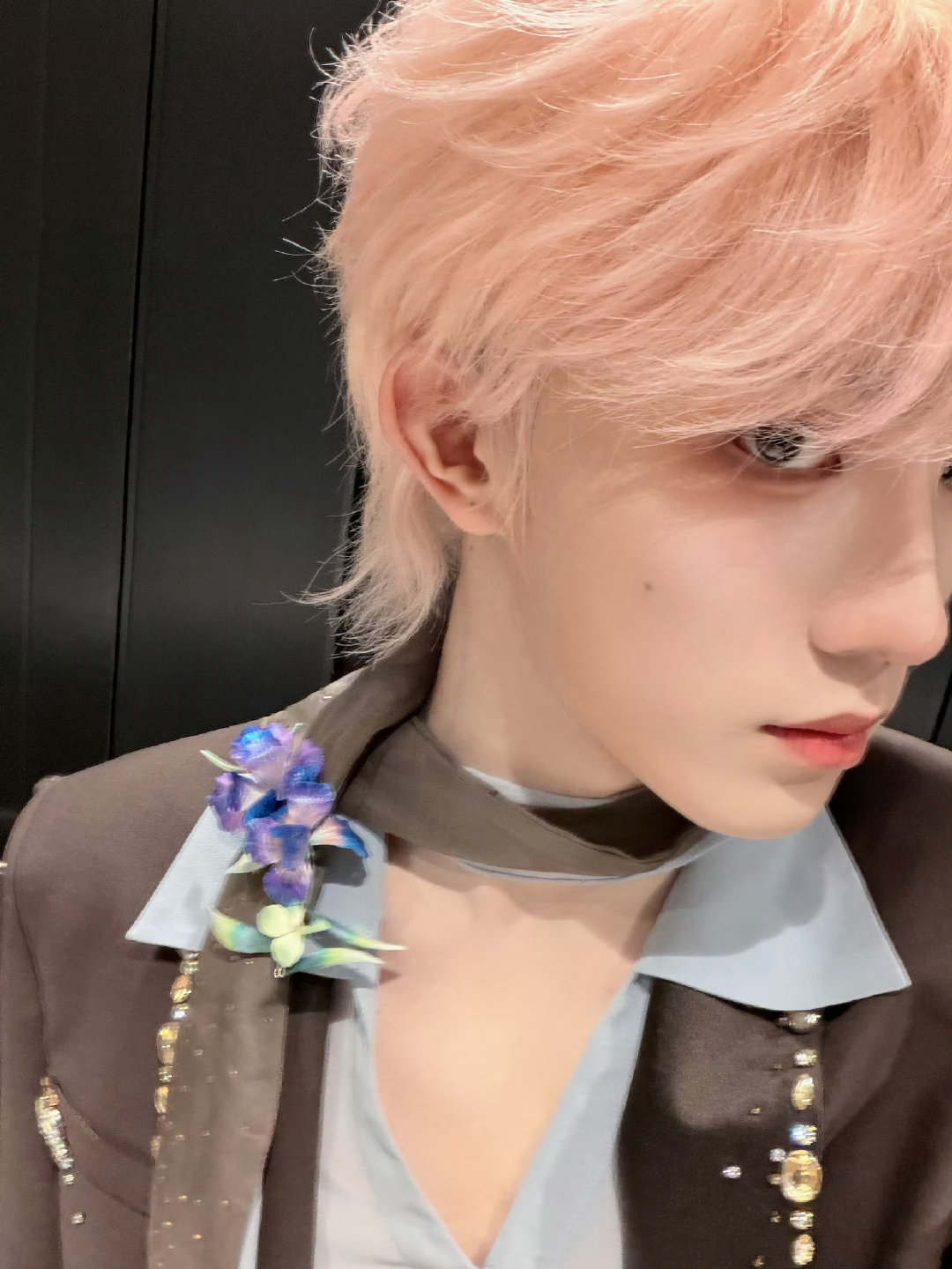 苏新皓粉白阴阳头苏新皓不满意粉白阴阳头 原来第一版颜色是粉白阴阳头，但是苏新皓不