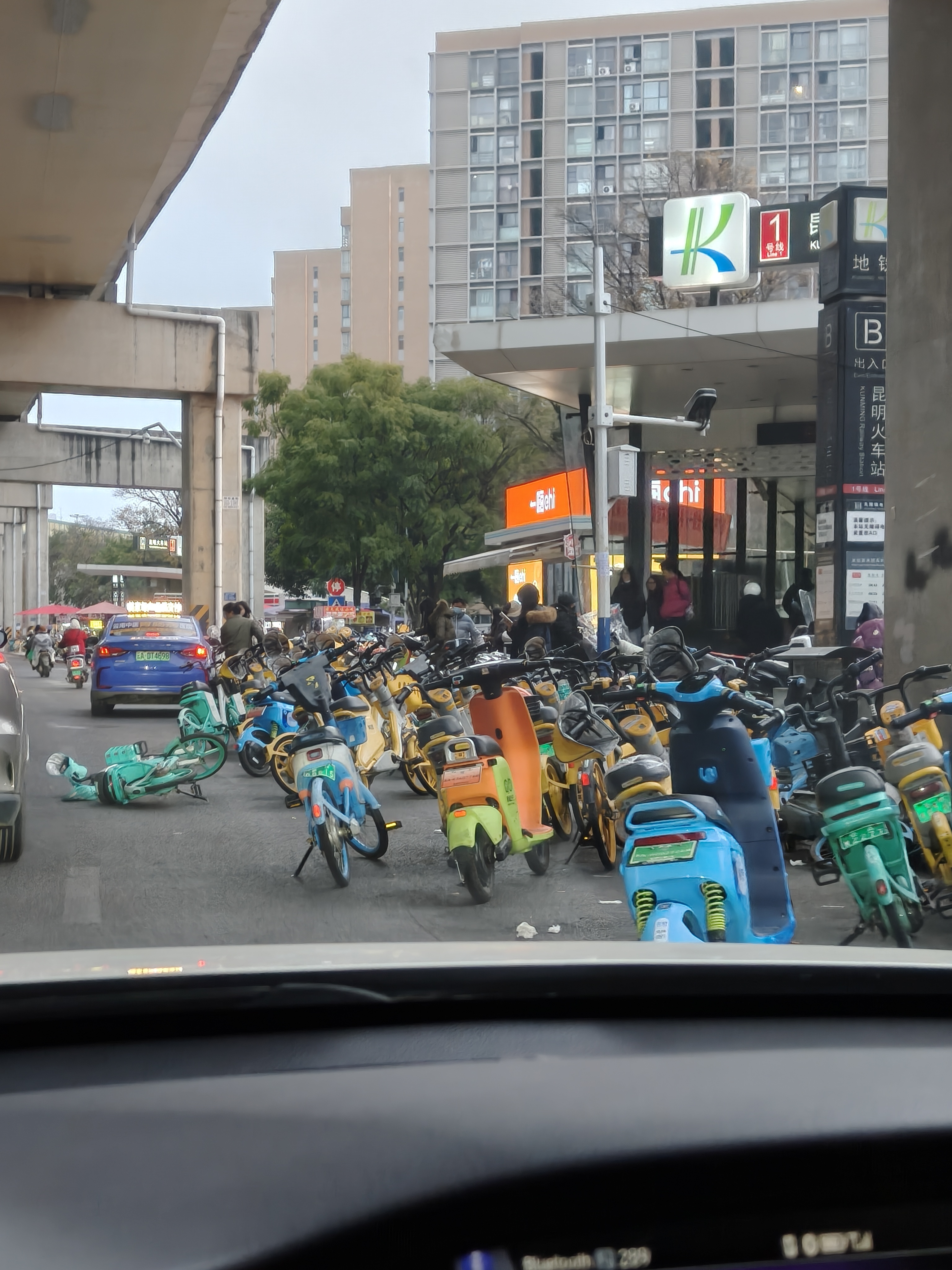 昆明的共享电单车很头疼，尤其这种地铁口，很多人为了进一步“方便”，干脆直接这样停
