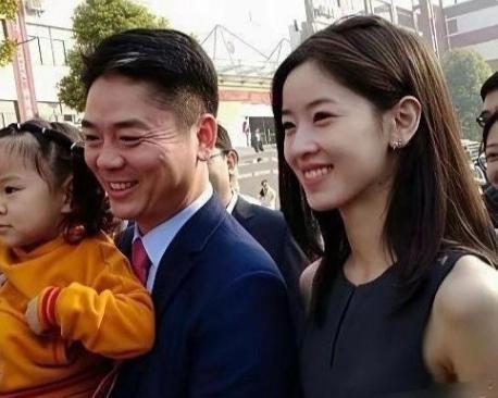 刘强东章泽天夫妇抱着大女儿回老家时的一幕，父女俩简直一模一样 
