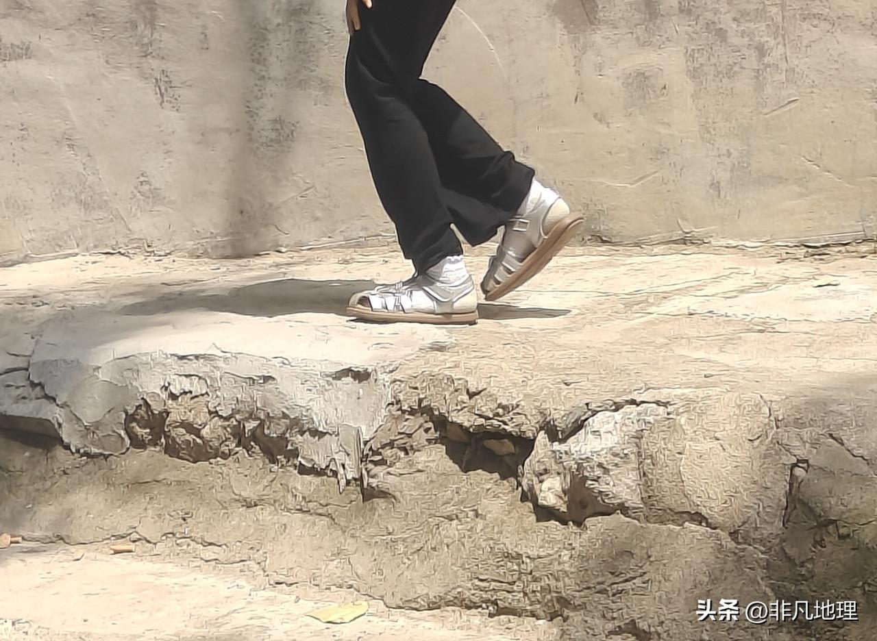 哭有时候更多的是要引起注意，如果没人注意也就不哭了[捂脸]

刚看到一个小孩不小