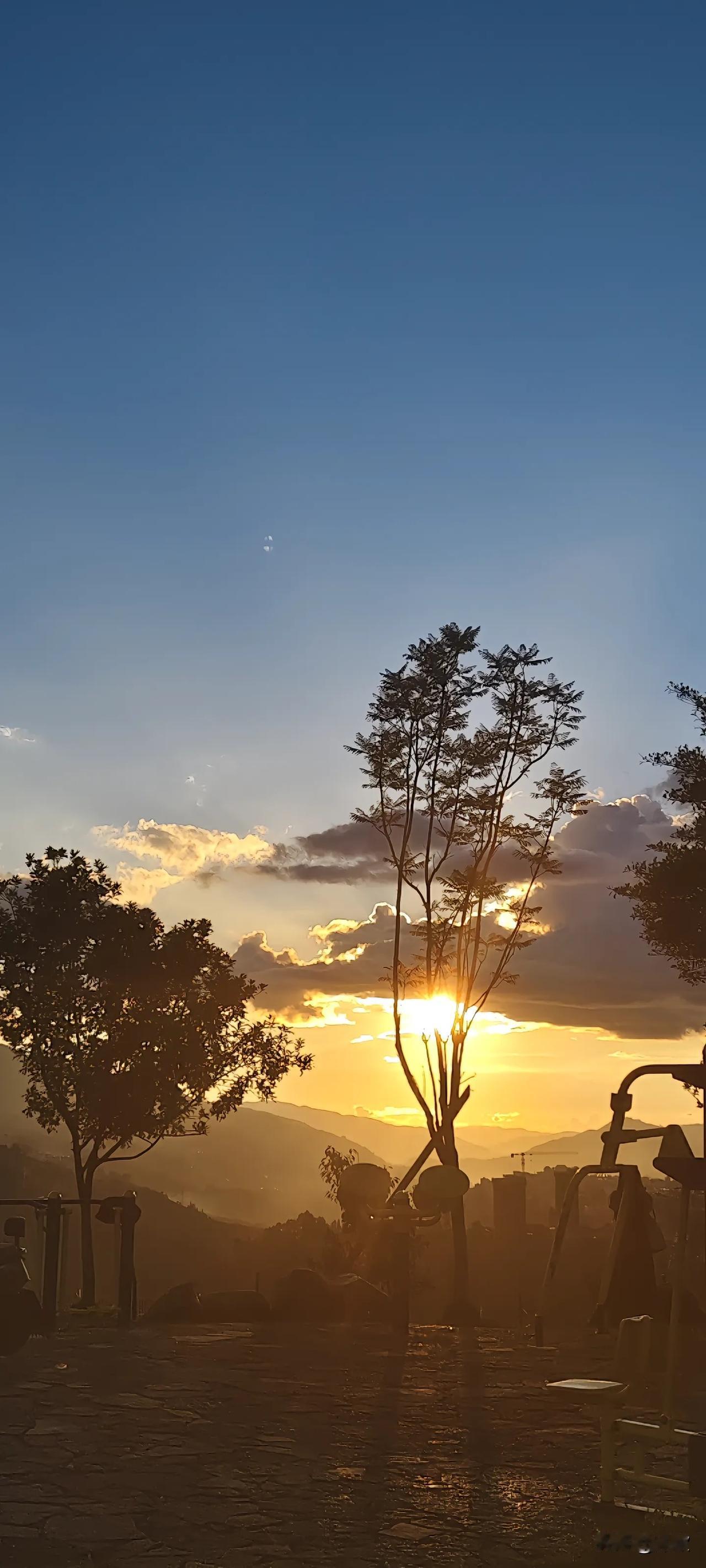 “太阳下山明早依旧爬上来，花儿谢了明年还是一样的开。”我也是如此人好看穿什么都是