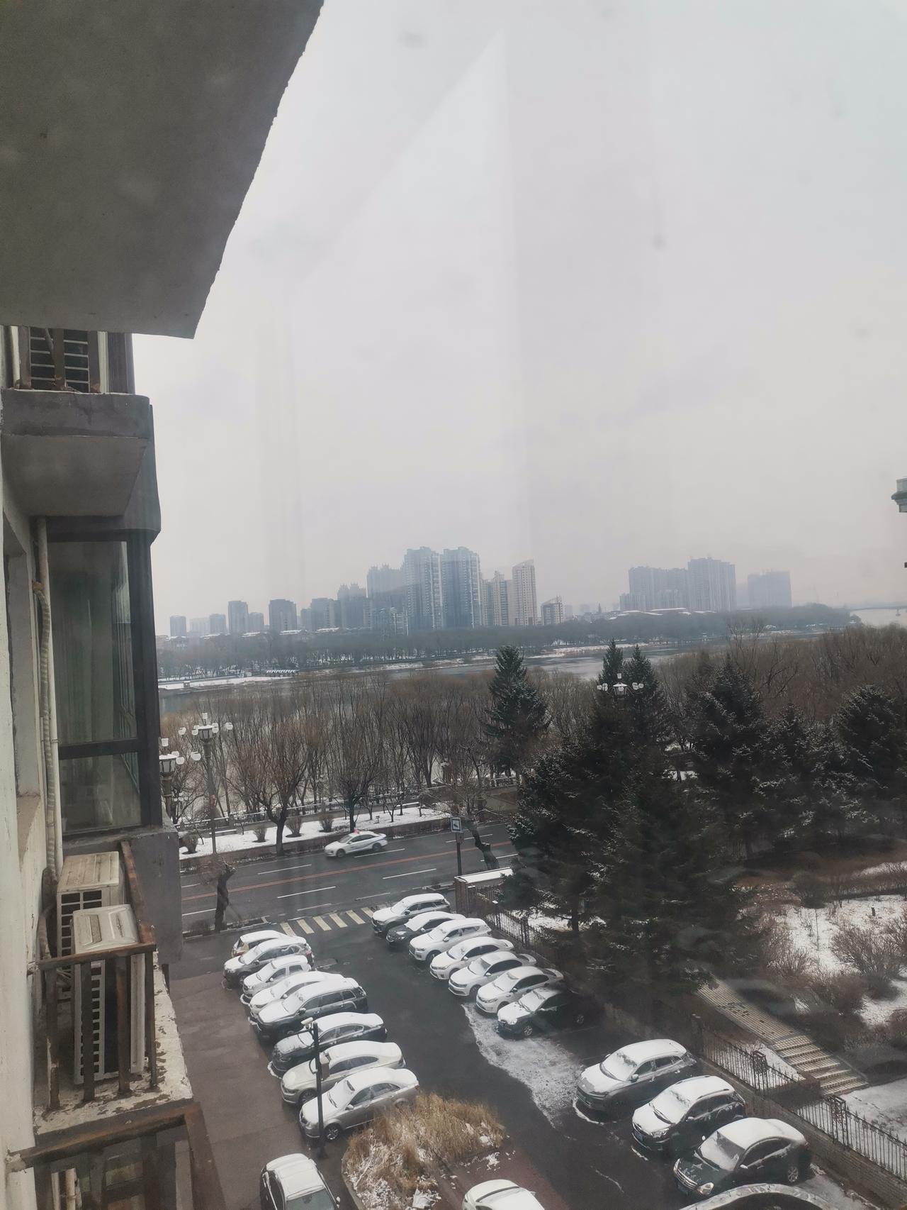 4月4日，坐标吉林市。昨夜，一场雪悄然降临，恍惚间，时光仿佛倒流回了冬季。
昨日