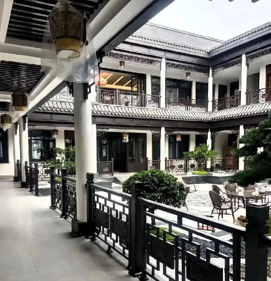 浙江表哥带着爸妈和五个兄弟姐妹一起掏了1400万，在老家围出七套连体中式院子，像