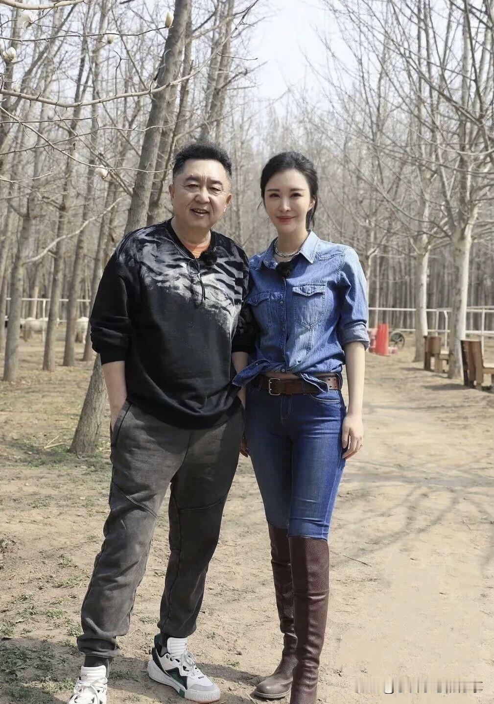 左边这一位双手放在裤子袋里面，发际线有点后移的男明星是于谦，他早年跟郭德纲合作表