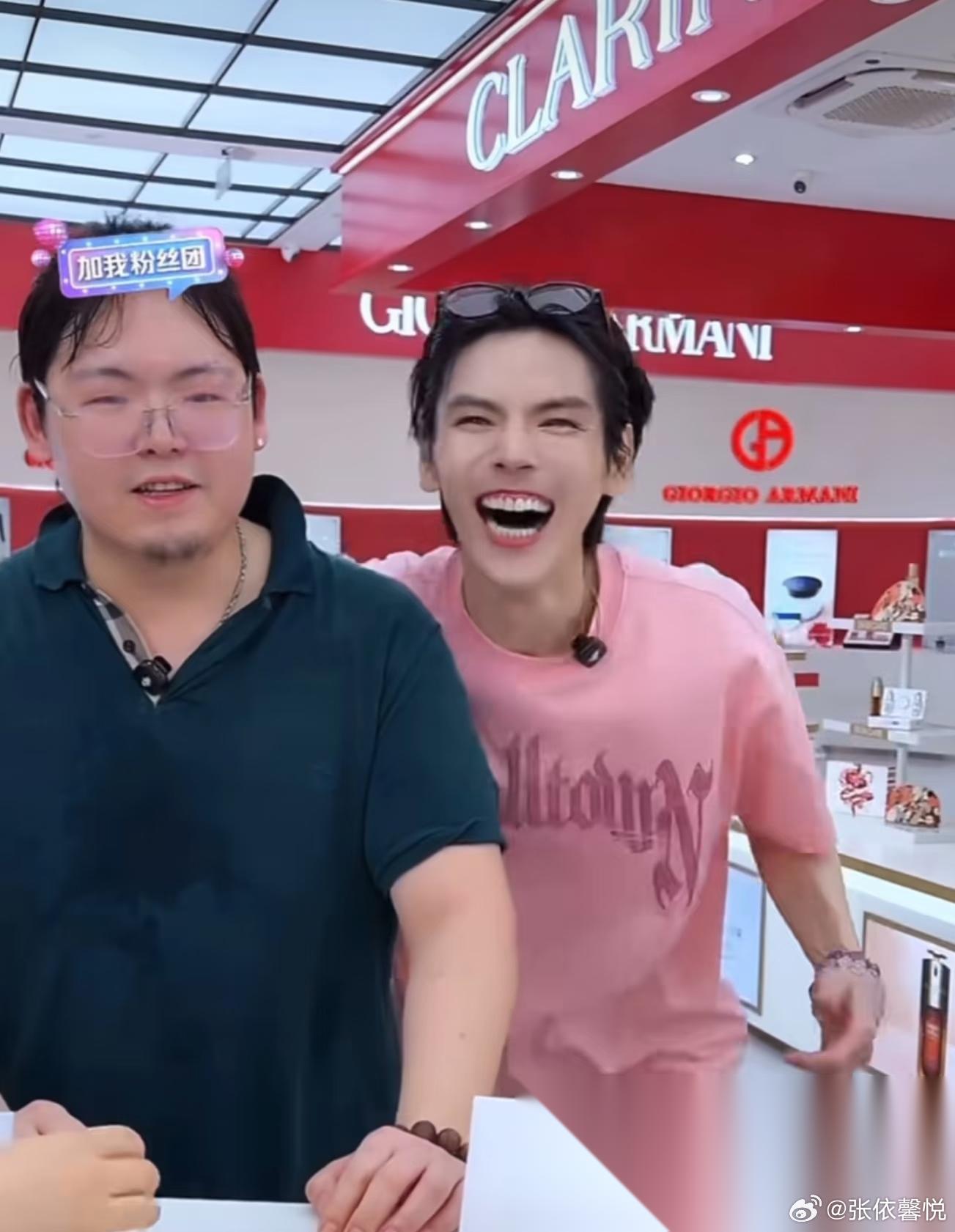 为什么向佐带向佑直播？ 原因很简单， 因为向佐曾说过，没有老板敢用他弟弟，那么他