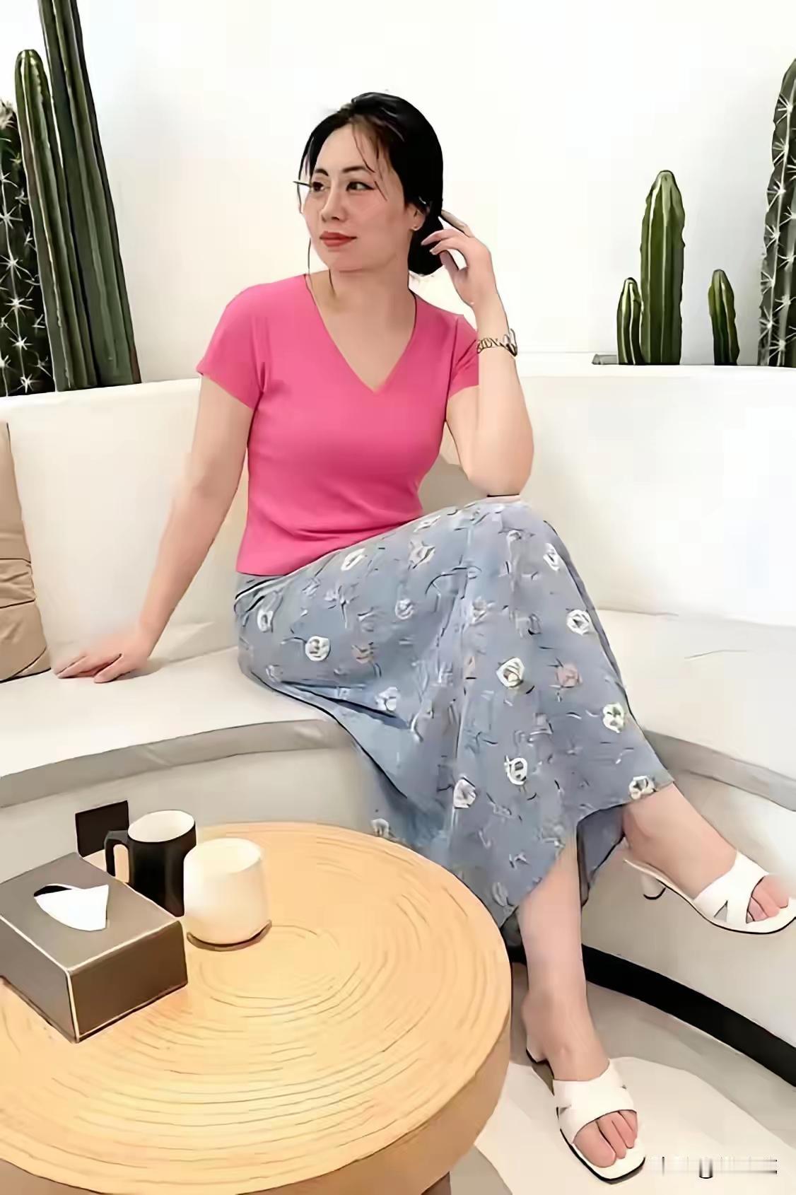 45岁的女教师人漂亮，却误了自己还是孤身一人？
难道前20年就挪不出任何一点时间