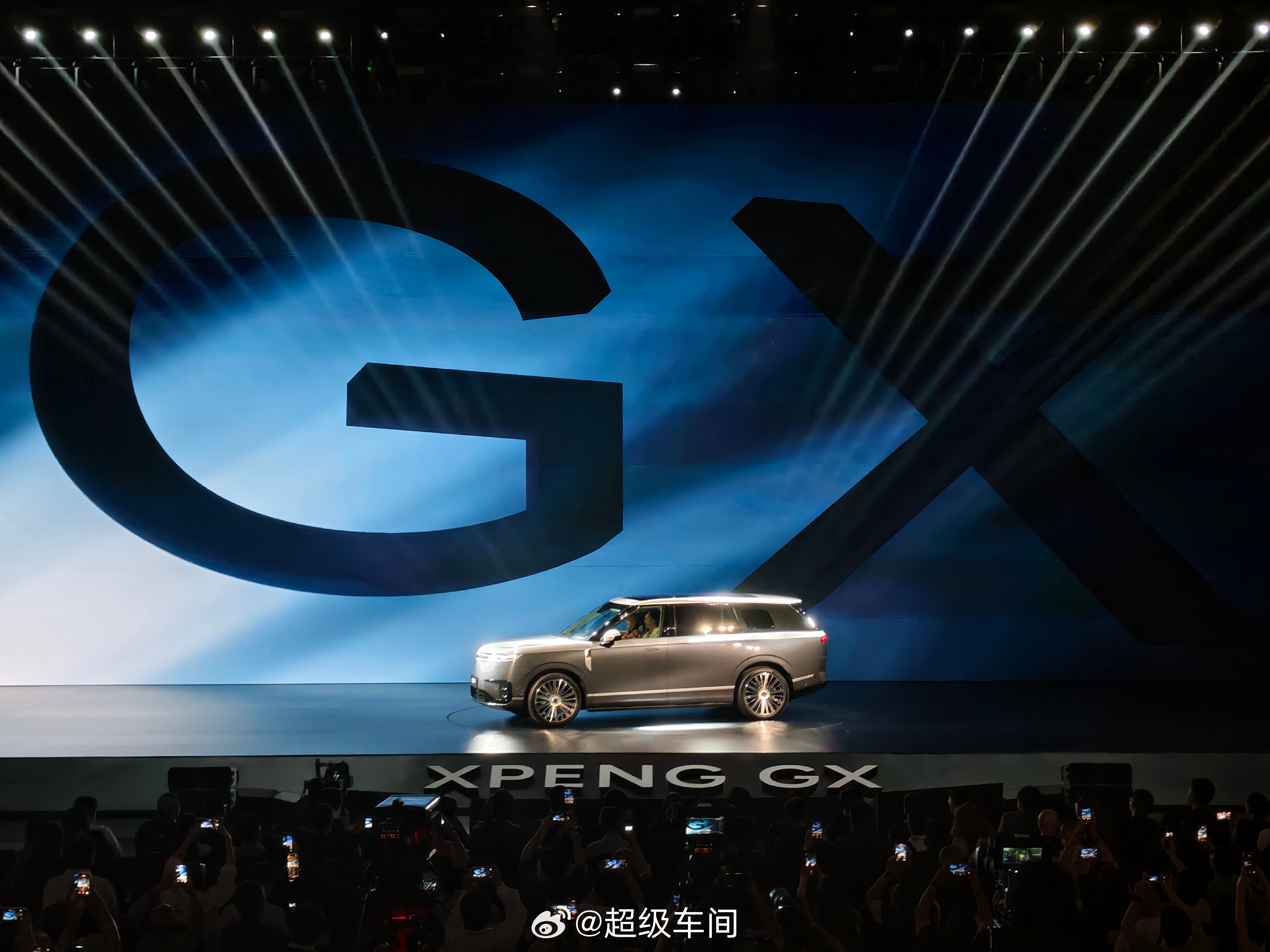 小鹏GX上市，26.98万起纯电 / 超级增程，双版本可选纯电版：27.98万 