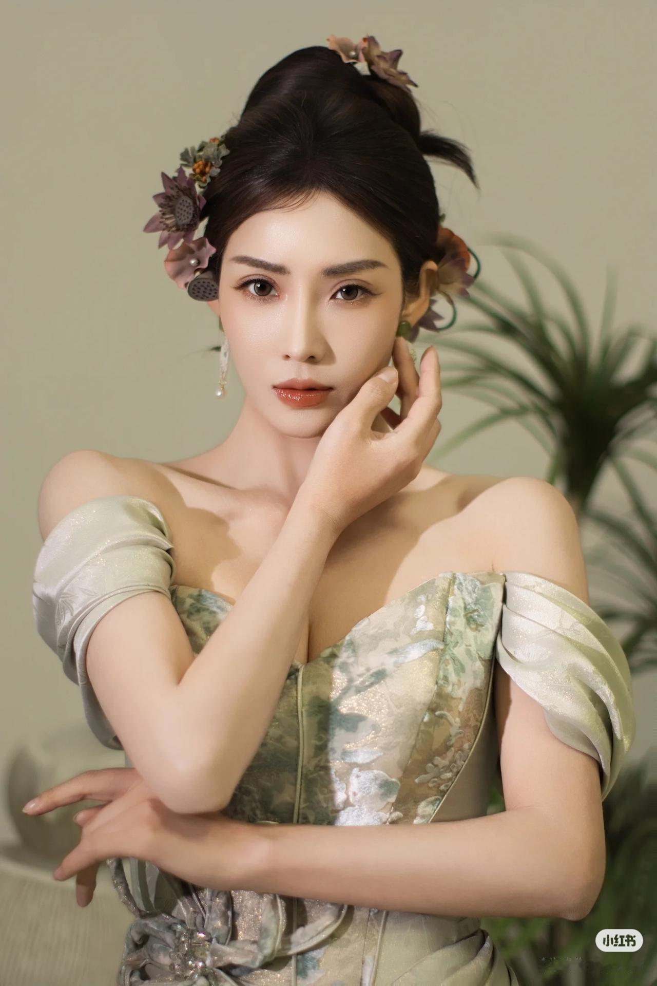 优雅与性感，你会怎么选美女穿搭写真