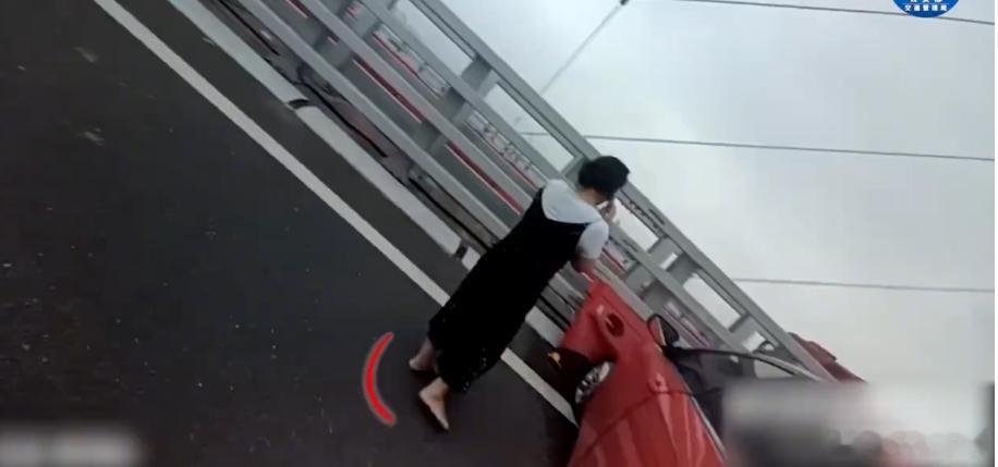 女司机赤脚驾车失控撞上护栏 又是个武汉的新闻。交警问女司机，你怎么能够穿拖鞋开车