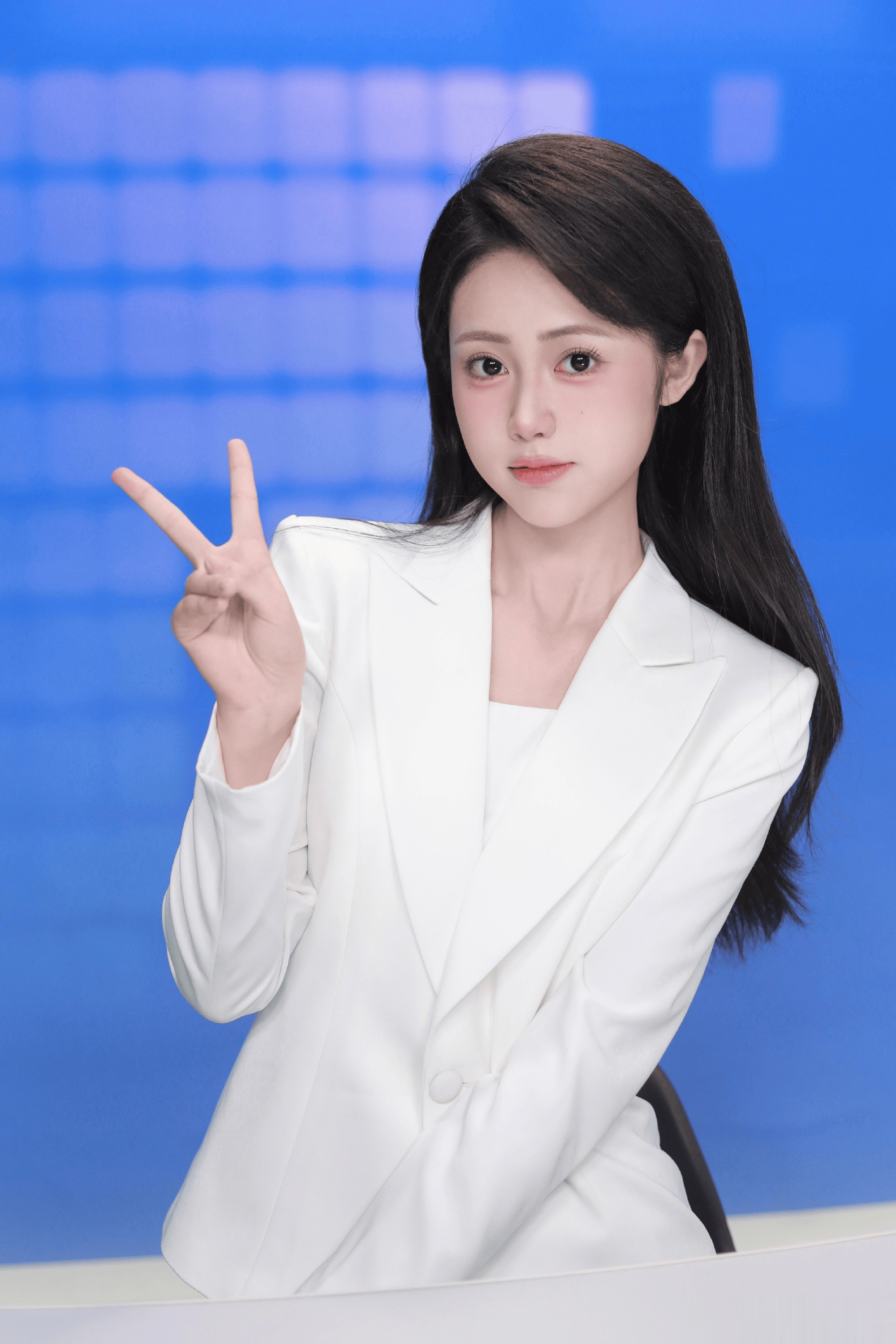 解说祖珍妮发布写真：是谁录完了本科最后一条新闻！