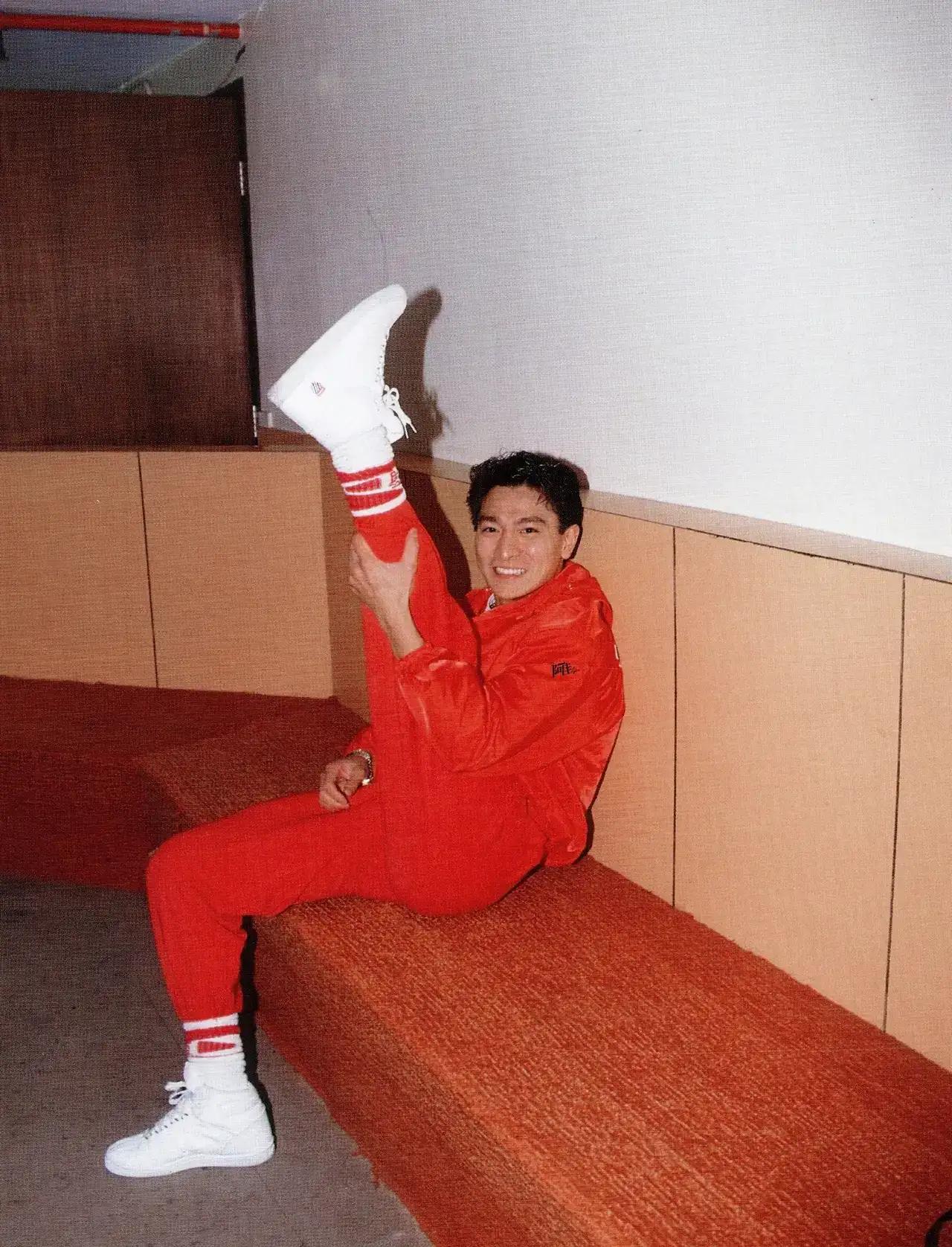 生活中的刘德华
比较喜欢这样的照片
看到银幕下刘德华的另一面
往往是最真实、自然