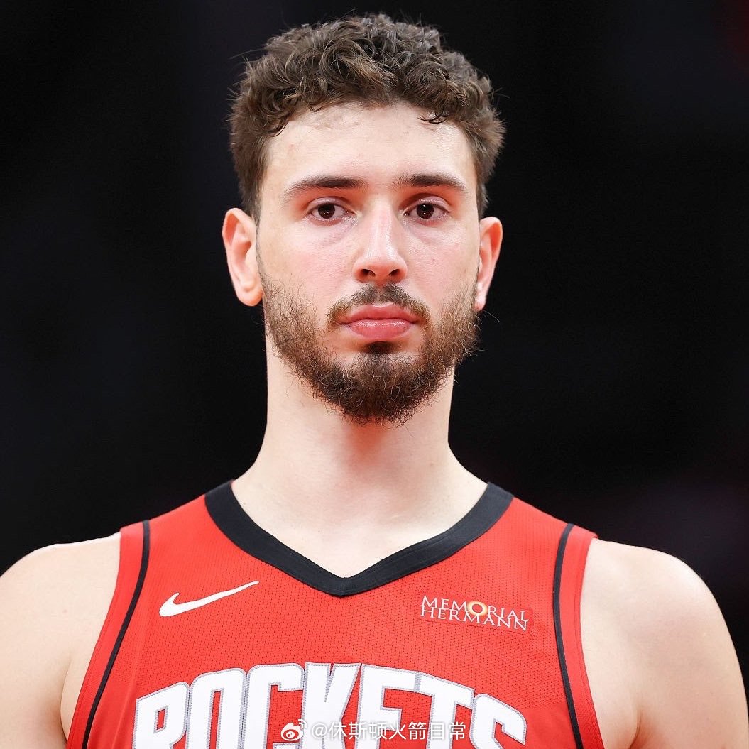 合理申！申京本赛季已有9场比赛贡献10次及以上助攻。申京休斯顿火箭尼克斯vs火箭
