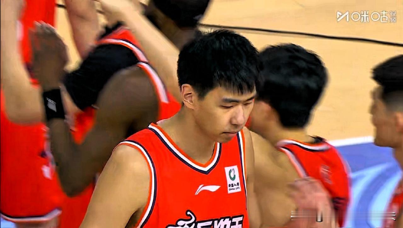 广东男篮前中锋徐昕给杜锋“下马威”，篮下送出大帽，随后空切接球双手隔扣，落地后嘴