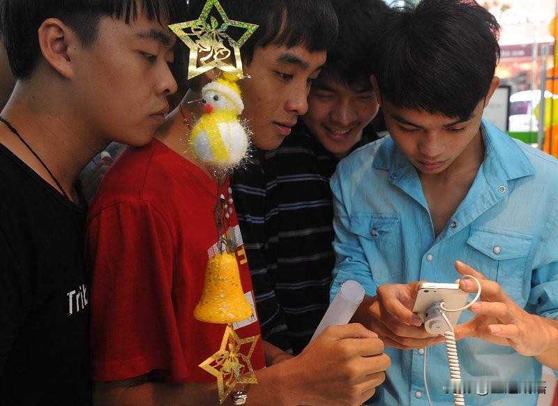 如何看待年轻人疯抢iPhone18正常，一代人有一代人的时代价值取向。