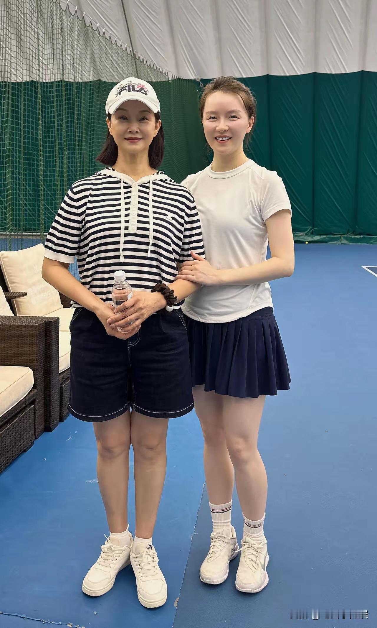 宋祖英旁边女士是谁，非常有气质