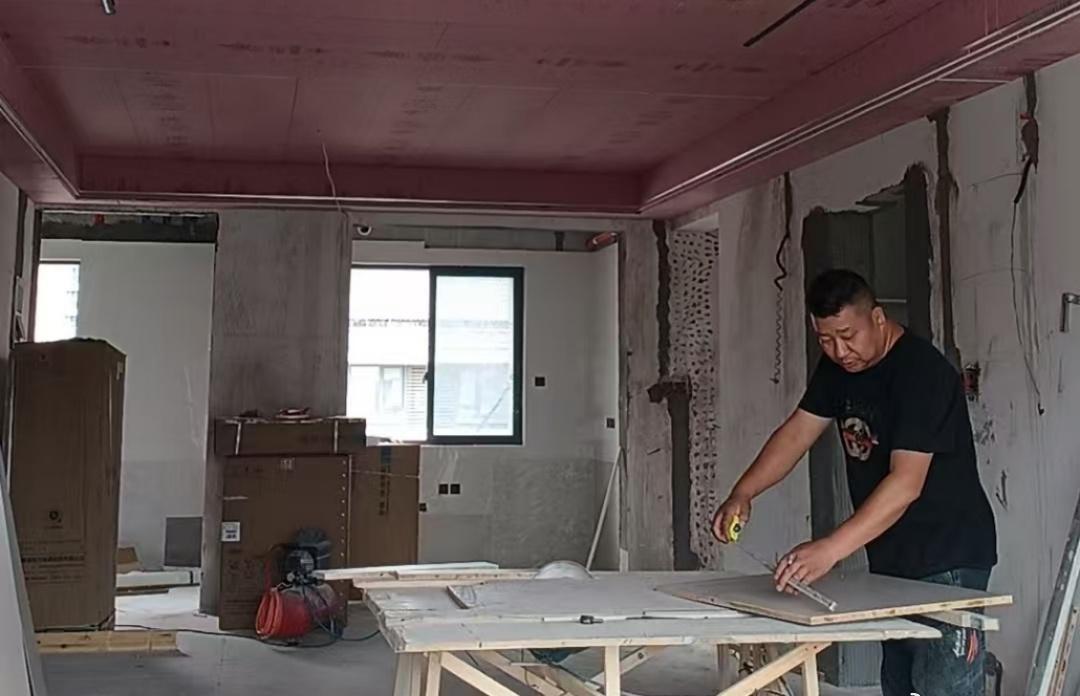 杭绍甬高速的雨幕中，一块被雨水浸透的货车篷布横亘行车道，过往车辆纷纷紧急避让，险