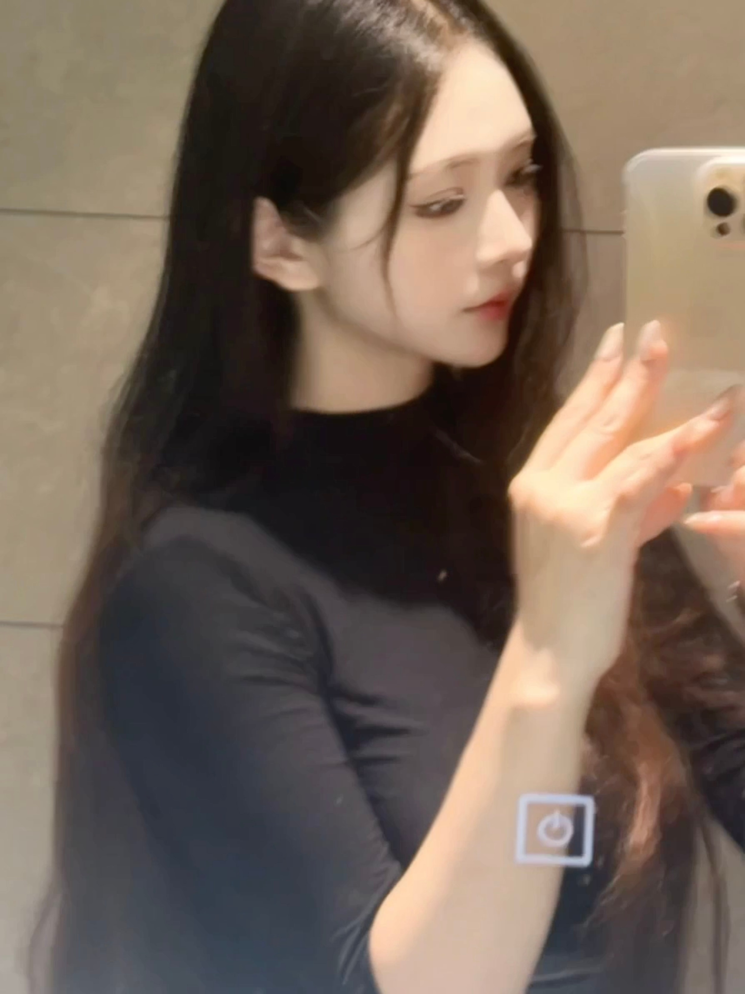 拍这张自拍时此女还有120+斤................. 