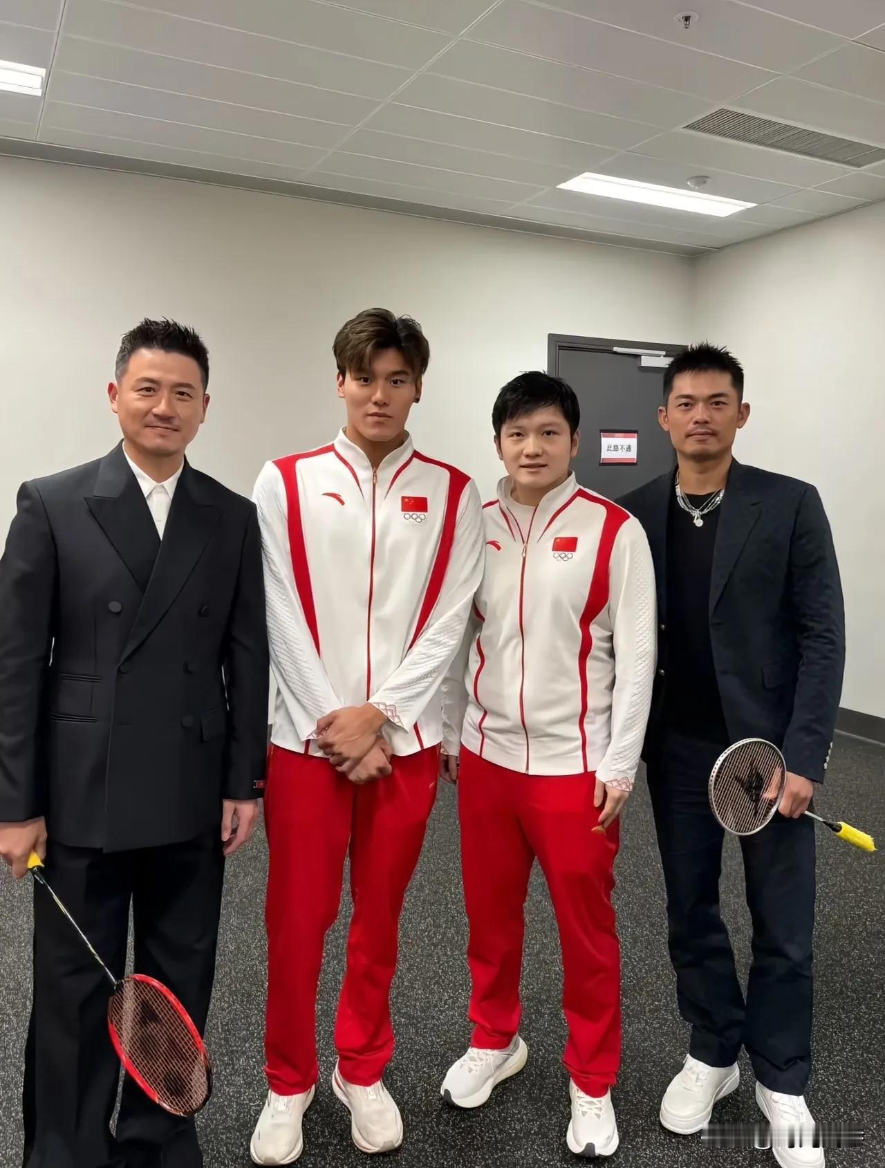 林丹的颜值确实很型男，就算站在国乒颜王樊振东面前，感觉他的颜值也略胜一筹。帅哥羽