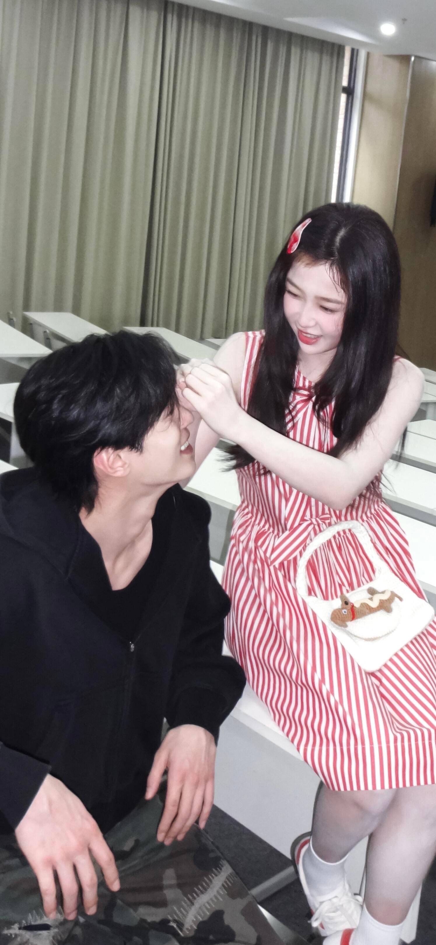 暮暮朝朝的爱风雪知道没有含糊其辞的拉扯，只有热烈到藏不住的偏爱，坚定到能抗住所有