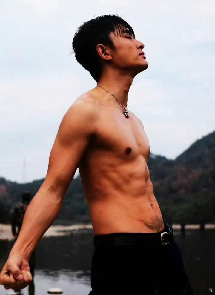 贾乃亮小腹纹身贾乃亮腹部的纹身对于jnl这个事咱就是说要有自己的分辨能力好吗…造