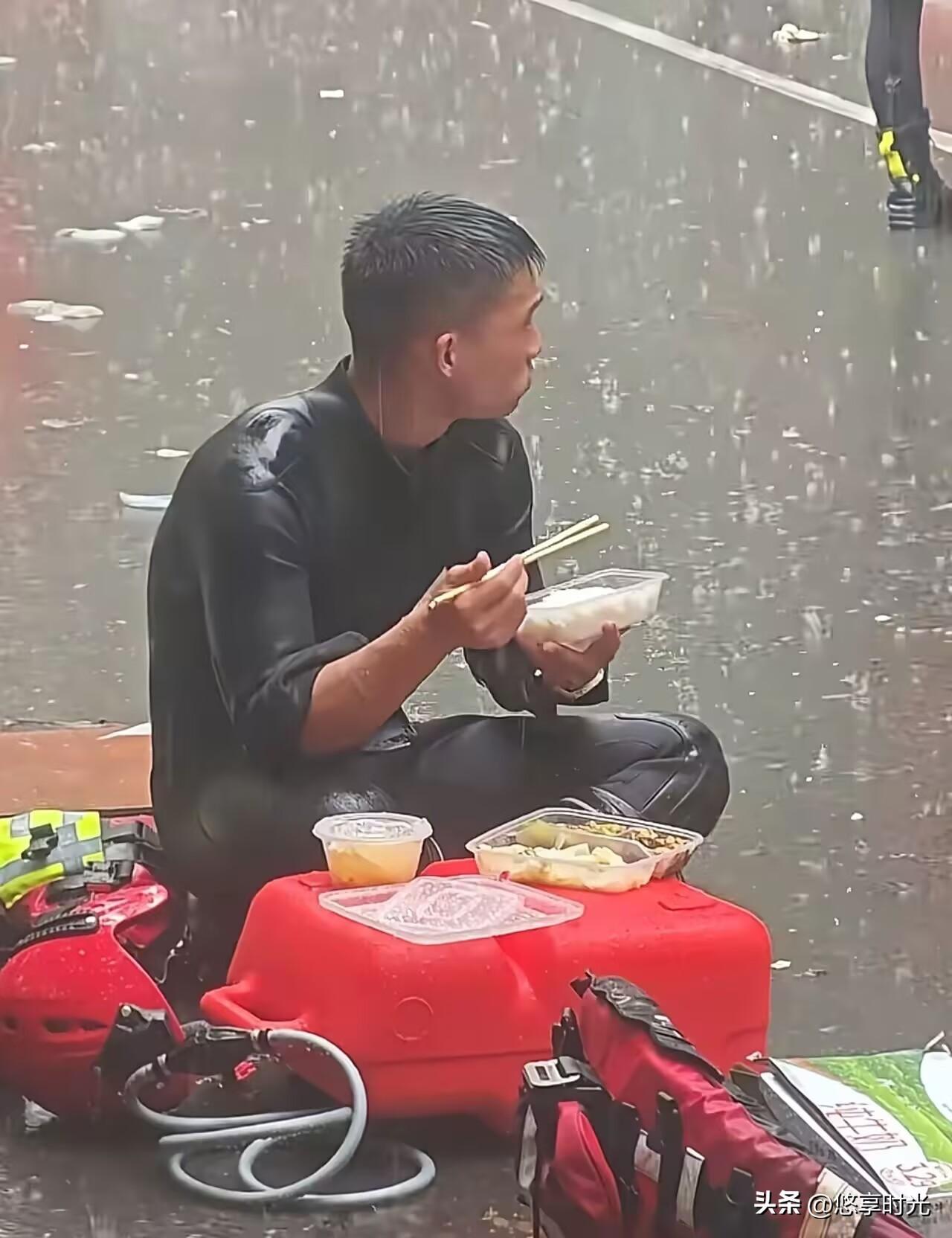 看到这一幕，直接破防泪目了！广西贵港，一位消防员刚忙完坐在地上吃饭，没等扒两口饭