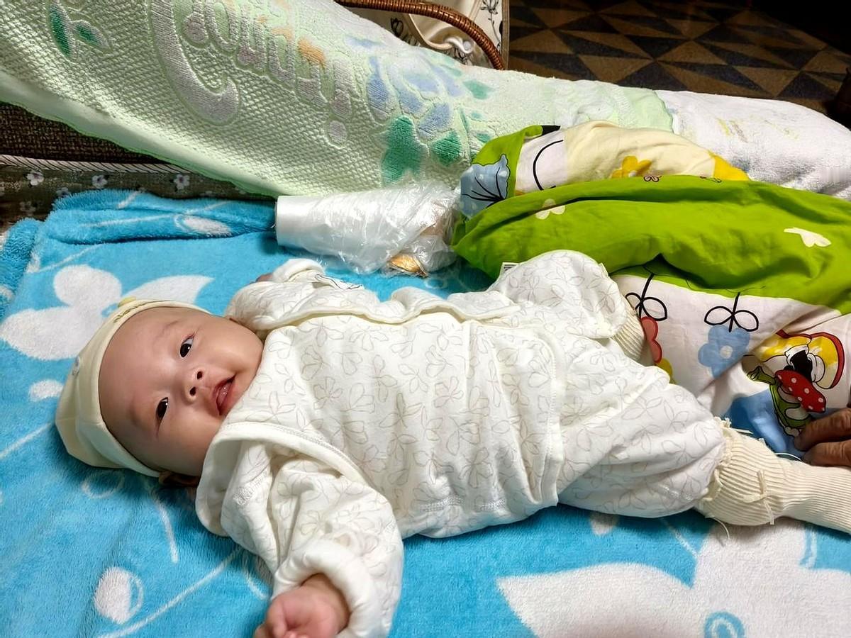 女儿跟我吐槽，没有结婚前，花钱不心疼，也没有压力。
如今她自己在家带娃，眼看着奶