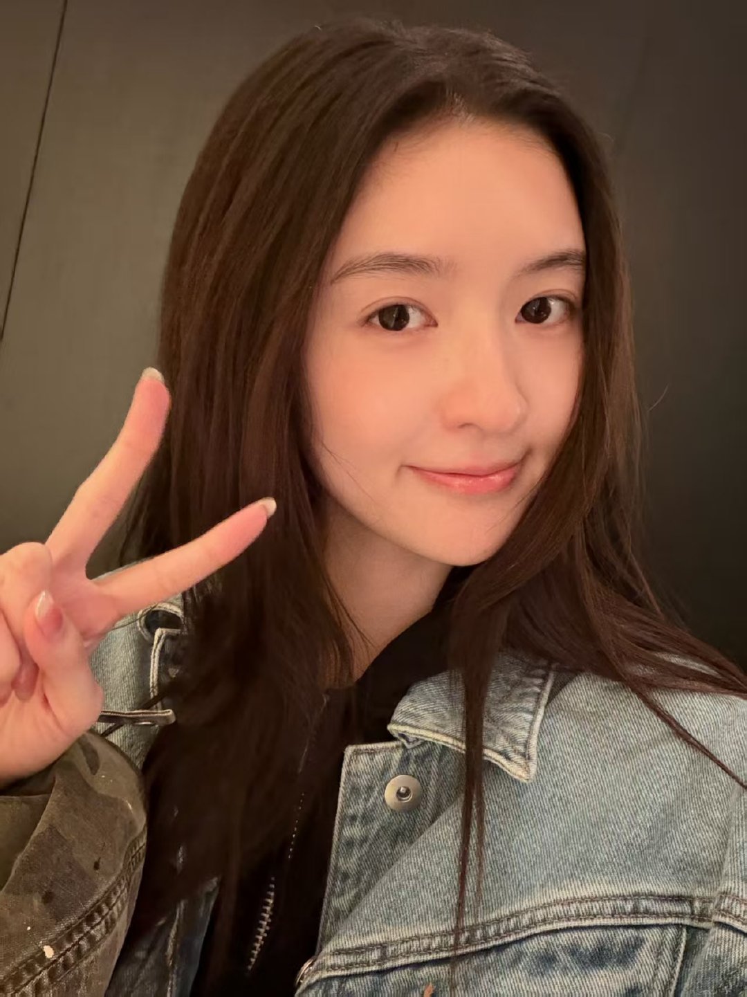 王玉雯怼脸自拍王玉雯怼脸自拍颜值超能打，五官精致无死角，生图也一样抗打！ 