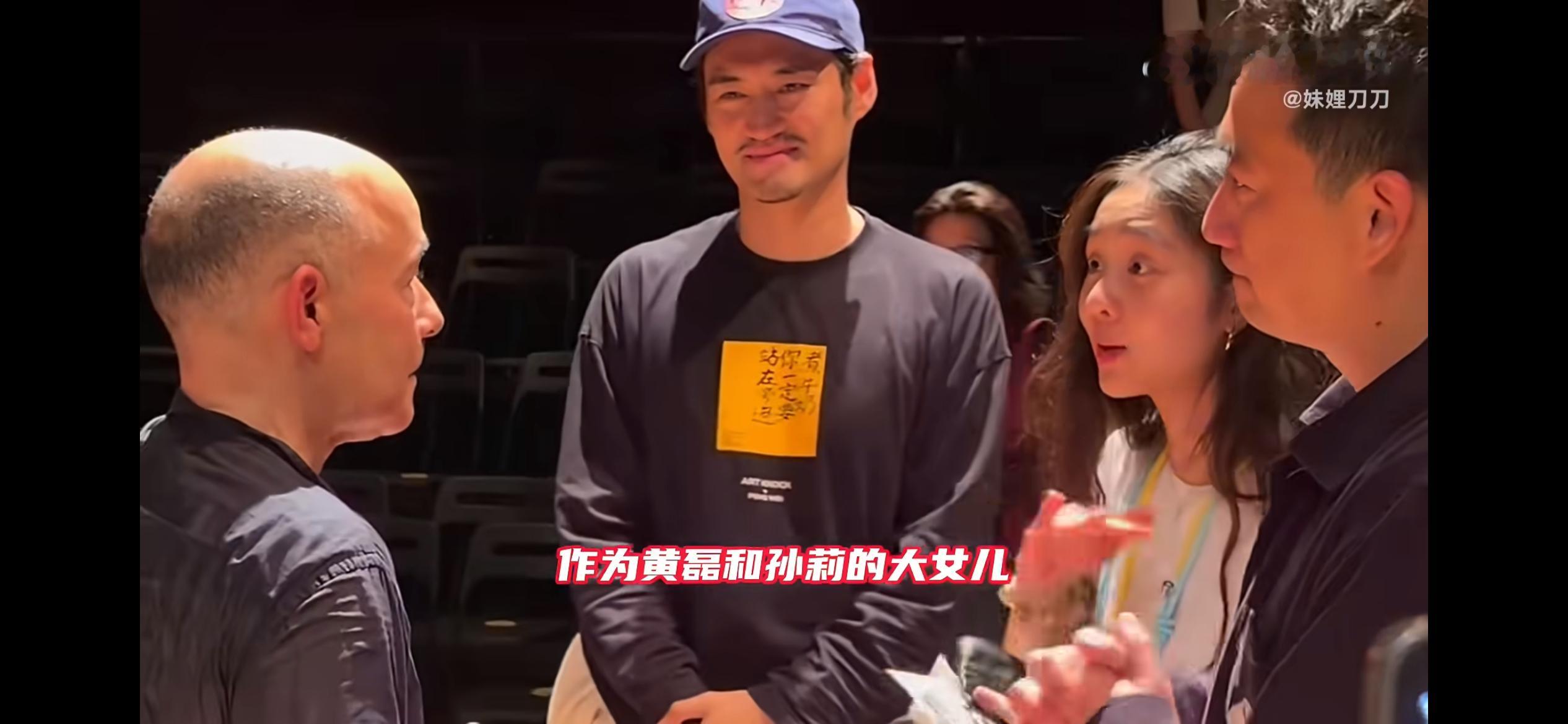 黄多多乌镇穿搭，乌镇戏剧节路人原相机路透里，黄多多的一套简约穿搭迅速出圈。她上身