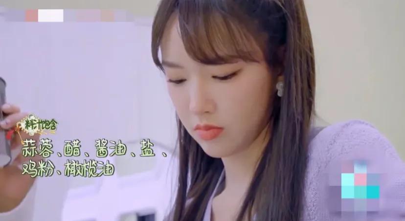 中餐厅女生只有一个人干活?
平时不营业的时候女生里只有她一人在干活?另外俩
在神