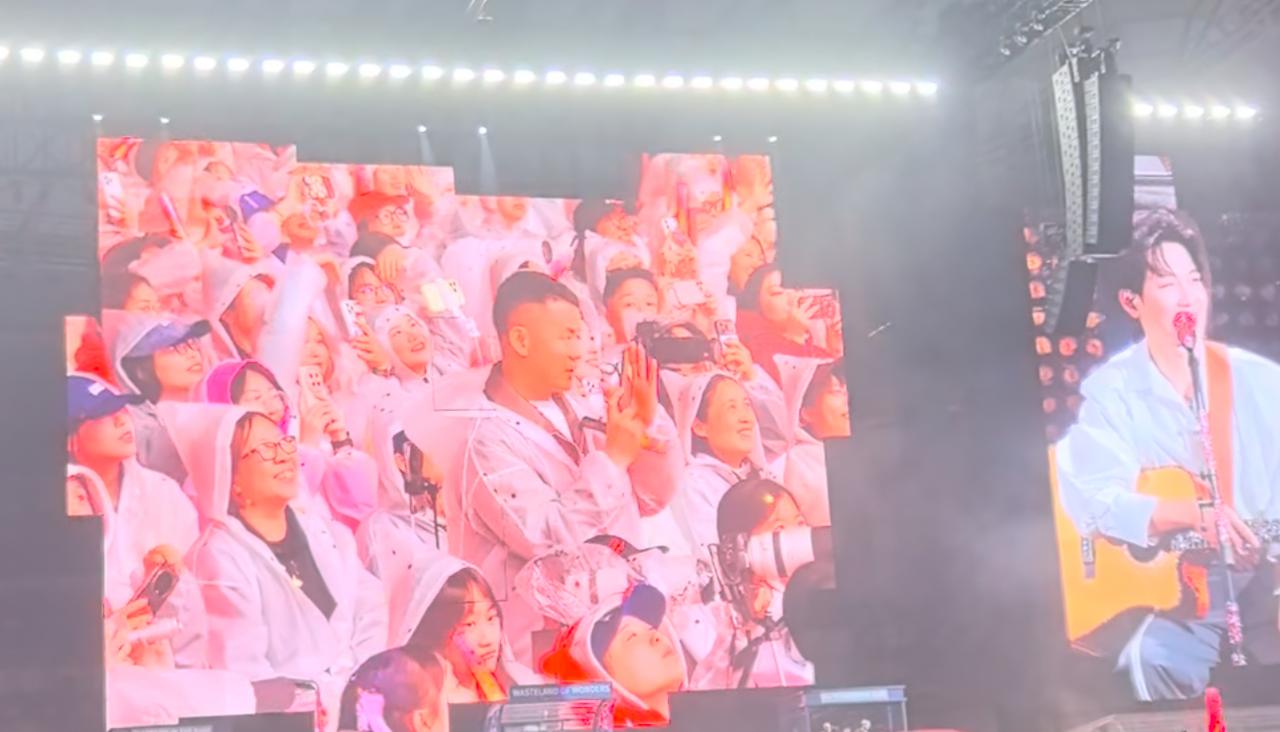 生哥太有心了，把那个送外卖的小哥请来了演唱会现场！
全场感动😹……。
不得不说