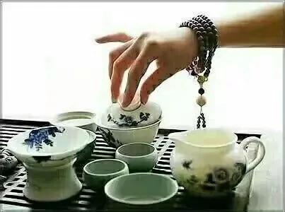 茶，有人生的滋味；酒，有心情的体会；过去与未来的交替，迷失的是岁月的相会；不是没