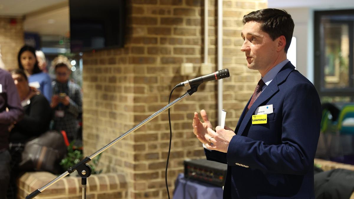 4月29日炸翻全球医药圈！英国突然和美国彻底唱反调，官宣大幅接纳中国临床试验数据