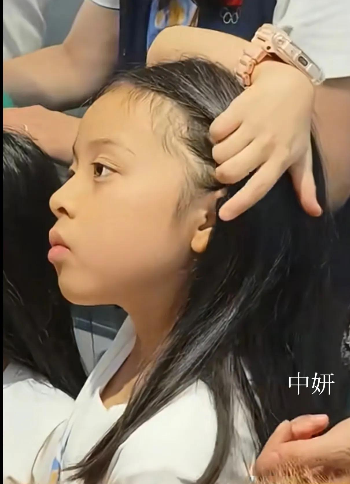 不得不服。
郭晶晶和霍启刚的两个女儿专挑家族的优点长了。
大女儿霍中妍2017年