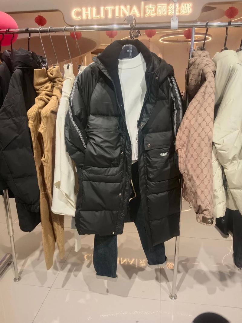 超市的羽绒服，我也买过，刚开始也行，洗过了就不是那样了。价位低的多。